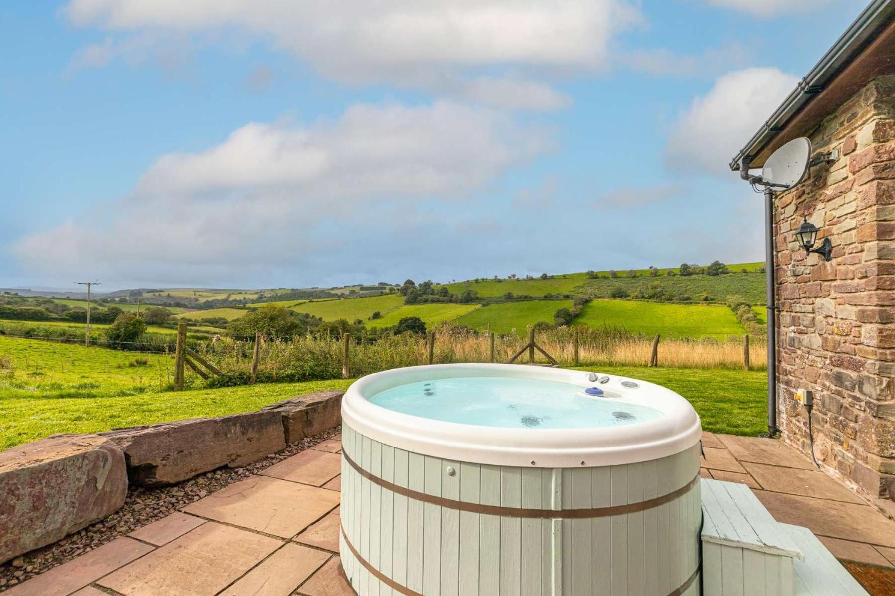 Hilltop View With Hot Tub Брекон Екстер'єр фото